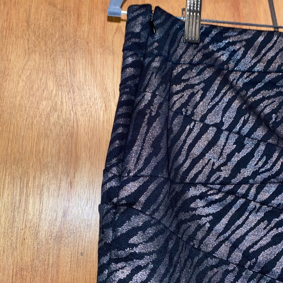 Express black and gold mini skirt - Picture 3 of 4